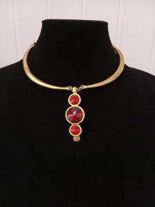 Gargantilla metal dorado y piedras rojas