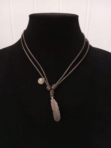 Gargantilla diseño pluma marca Tralará